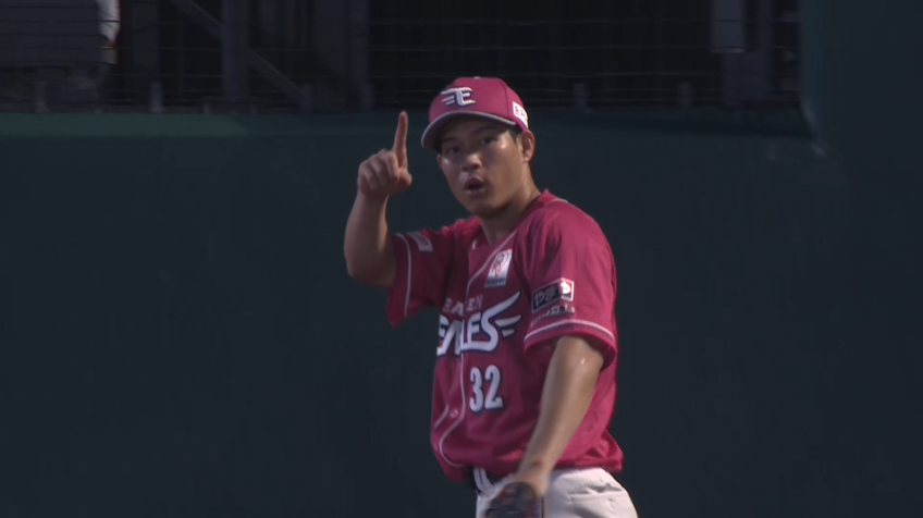 8回表・E中島大輔 フェンスにぶつかりながらジャンピングキャッチする好プレー!!