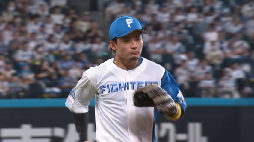 6回表・F水野達稀 ライナー性の打球をダイビングキャッチしてダブルプレーに!!