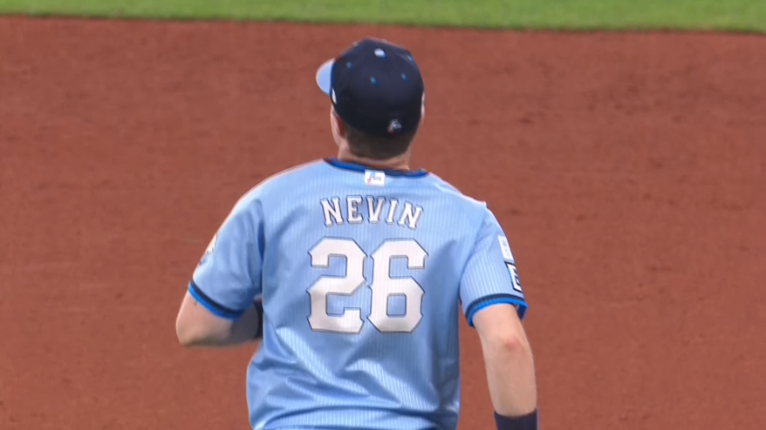 7回裏・Lネビン 一塁線の痛烈な打球を完璧に捌く!!