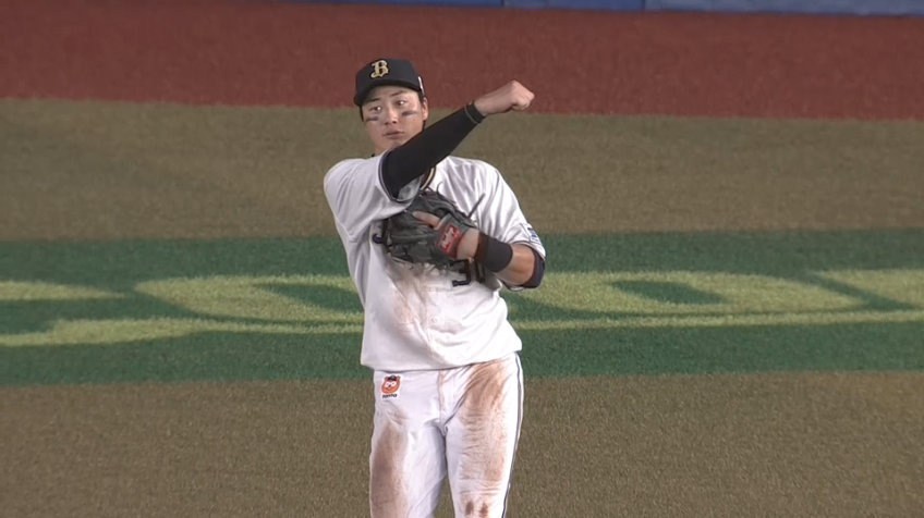 4回裏・B廣岡大志 右中間への打球をスライディングキャッチする好プレー!!