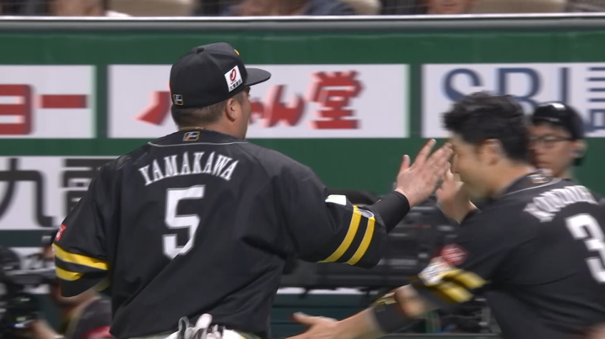 2回表・H山川穂高 一塁線への強烈な打球を好捕してピンチ脱出!!