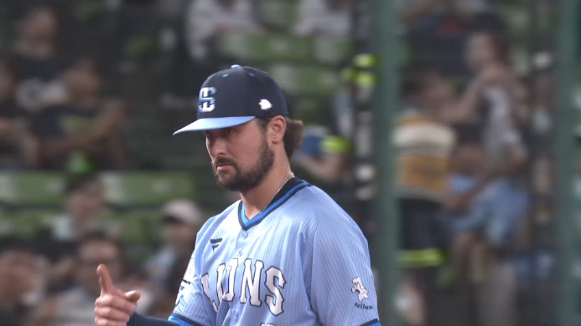 2回表・Lデービス 体勢を崩しながらも一塁へ送球しアウト!!