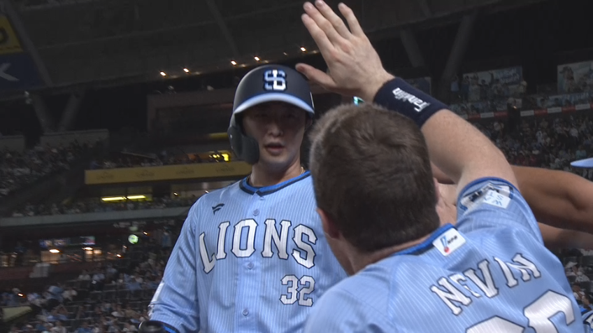 9回裏・L山村崇嘉 ライトへ犠牲フライを放ち同点に追いつく!!