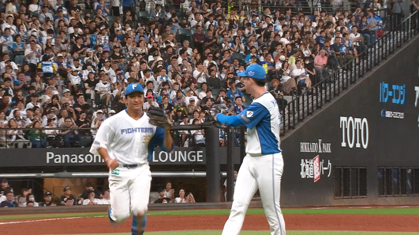 9回表・F有薗直輝 好守で魅せる!! 3塁線に抜けそうな打球をバックハンドで処理!!