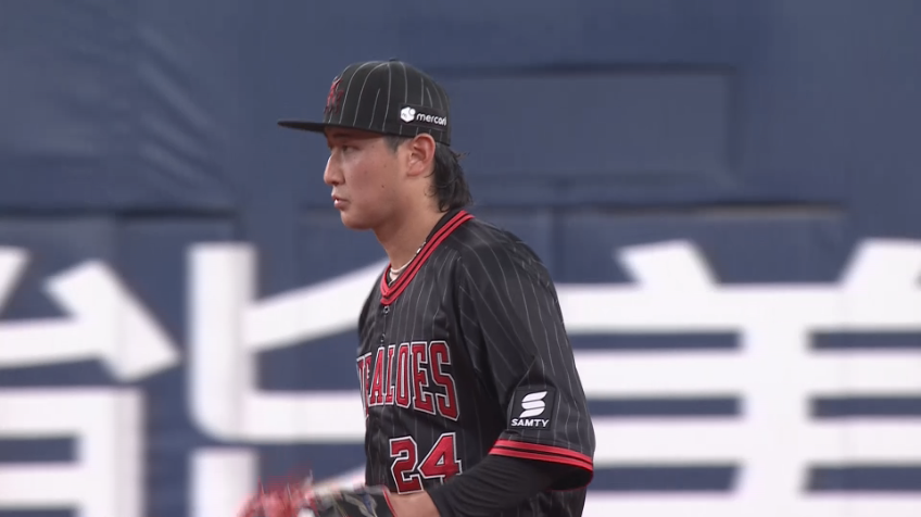 8回表・B紅林弘太郎 抜けそうな打球に追いつき回転しながら送球!!