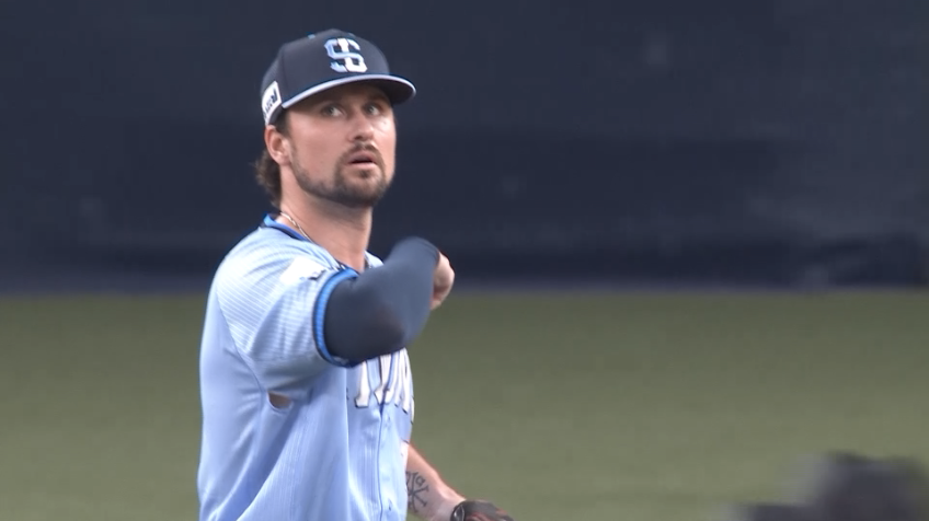 3回裏・Lデービス 軽快なランニングスローでアウトにする!!