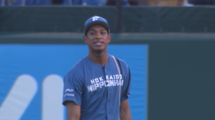 1回裏・F万波中正 あわやホームランの当たりをジャンピングキャッチ!!