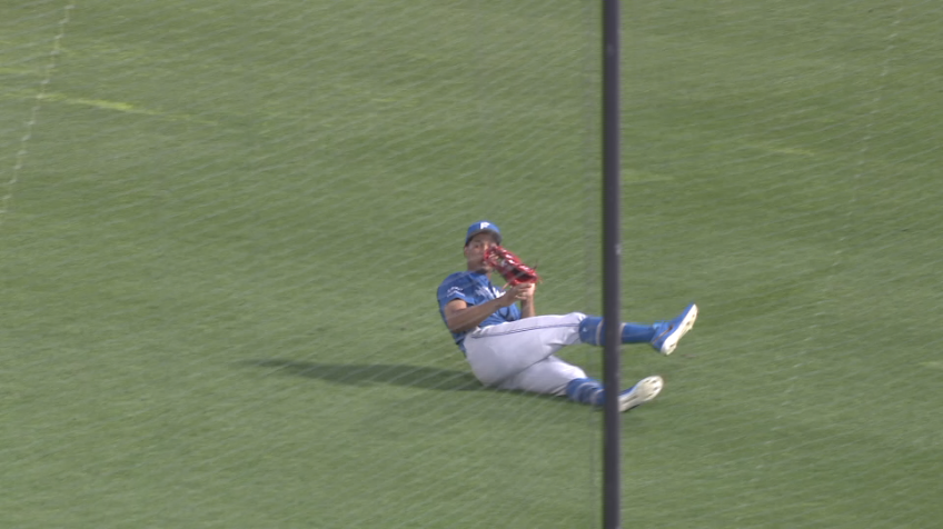2回裏・F万波中正 スライディングキャッチで出塁阻止!!