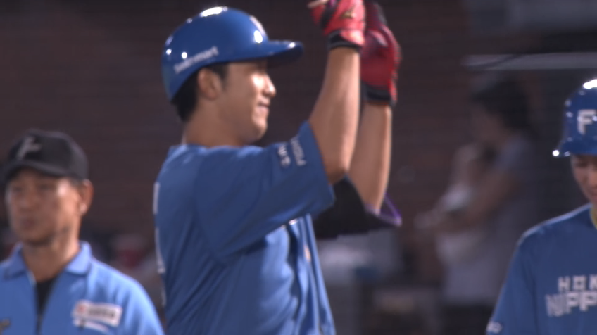 9回表・F有薗直輝 2アウトからセンター前ヒットで出塁する!!