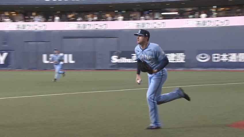 4回裏・Lネビン ファウルゾーンへの打球を上手く捕球!!