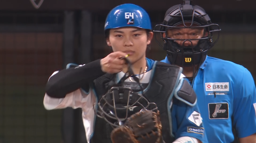 9回表・F田宮裕涼 正確な送球で盗塁阻止!!