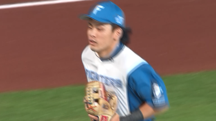 2回表・F野村佑希 ライン際に落ちそうな打球を目一杯に手を伸ばしてキャッチ!!