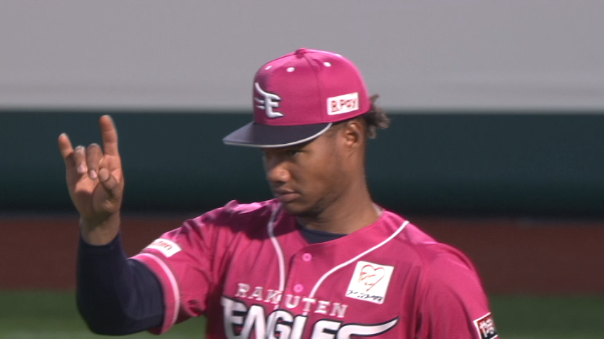 8回表・Eゴンザレス レフトへのヒットを二塁に送球してアウトにする!!