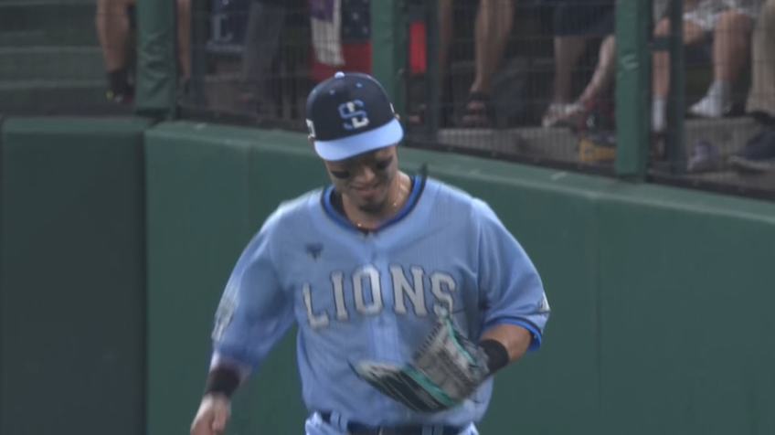 4回表・L外崎修汰 ファウルゾーンでスライディングキャッチの好守を披露!