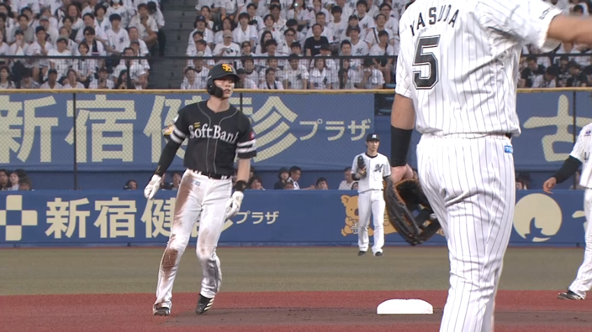 1回表・H周東佑京 完璧なスタートでチャンスメイク!! 今季33個目の盗塁成功!!