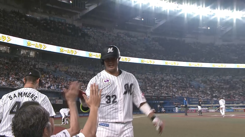 8回裏・M佐藤都志也 直球を振りぬいた!! ライトスタンドへ運ぶソロHRで追加点!!