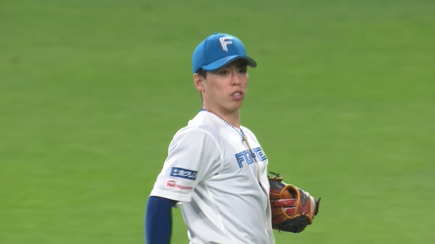 8回表・F五十幡亮汰 流石の守備範囲!! 俊足を活かしてナイスキャッチ!!