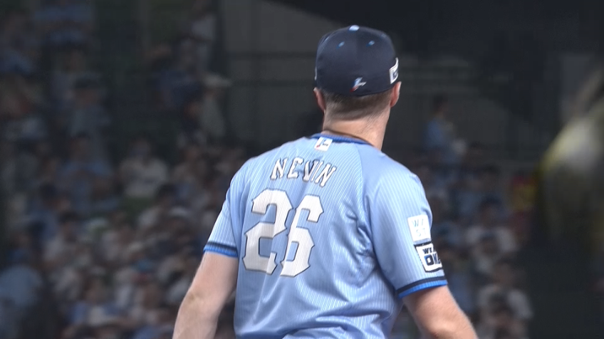 9回表・Lネビン バウンドしそうなフライをスライディングキャッチ!!