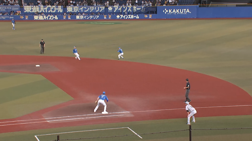 4回裏・F石井一成 二遊間の打球に飛びつき正確な送球でアウトに!!