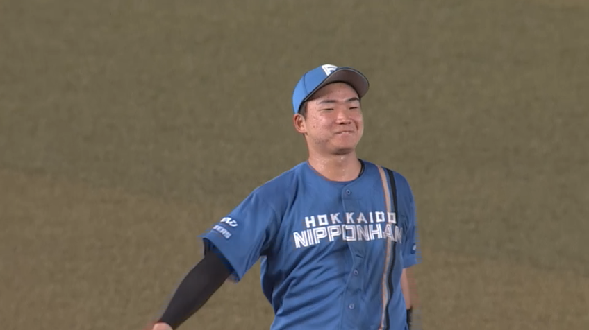 7回裏・F山縣秀 三遊間の打球をダイビングキャッチする好プレー!!