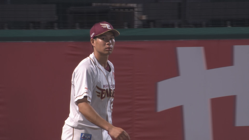 2回表・E中島大輔 フェンス際の打球をジャンピングキャッチ!!