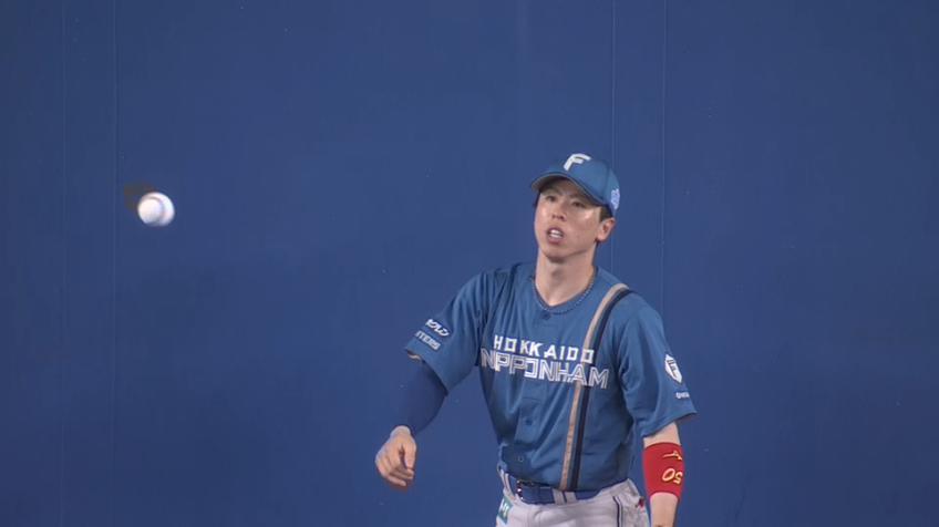 9回裏・F五十幡亮汰 後ろ向きのままスライディングキャッチの好プレー!!