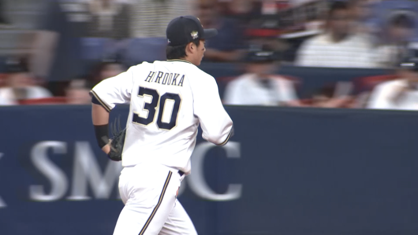 1回表・B廣岡大志 センター後方のフライをナイスキャッチ!!