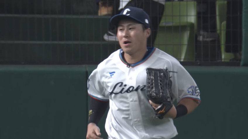 9回表・L渡部聖弥 フェンス際のフライをジャンピングキャッチ!!