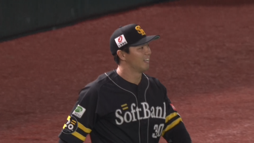 9回表・H佐藤直樹 フェンスギリギリの打球をしっかりキャッチ!!