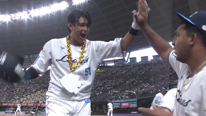 1回裏・L西川愛也 初球を捉えて先頭打者ホームラン!!