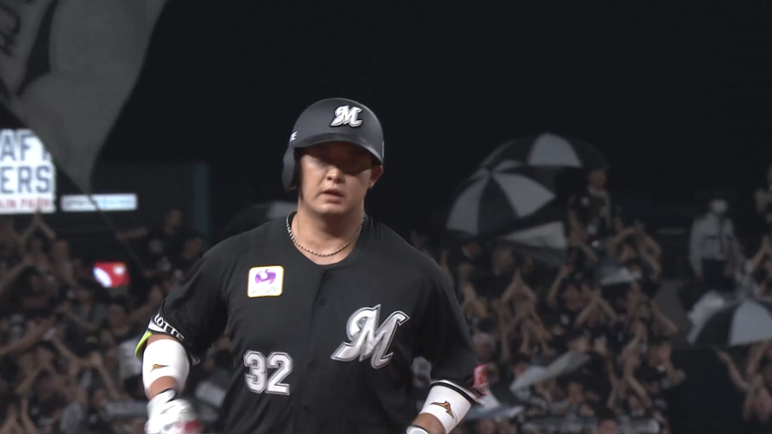 3回表・M佐藤都志也 マリーンズファンの待つライトスタンドへの2ランHR!!