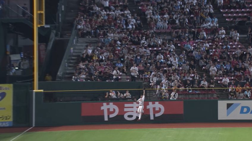 9回表・E中島大輔 フェンスギリギリの打球をジャンピングキャッチ!!