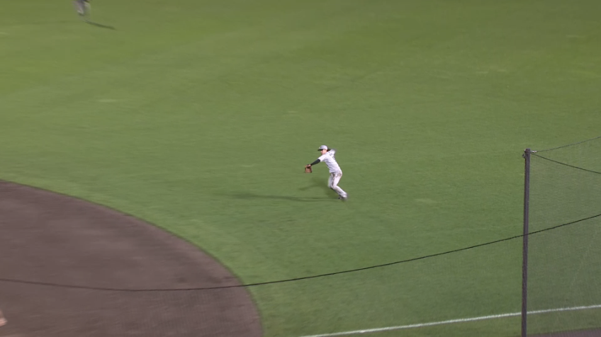 8回裏・M小川龍成 しっかりと回り込みすぐさま送球!!