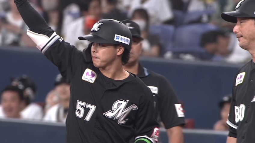 4回表・M小川龍成 センター前へのタイムリーヒットで1点を返す!!