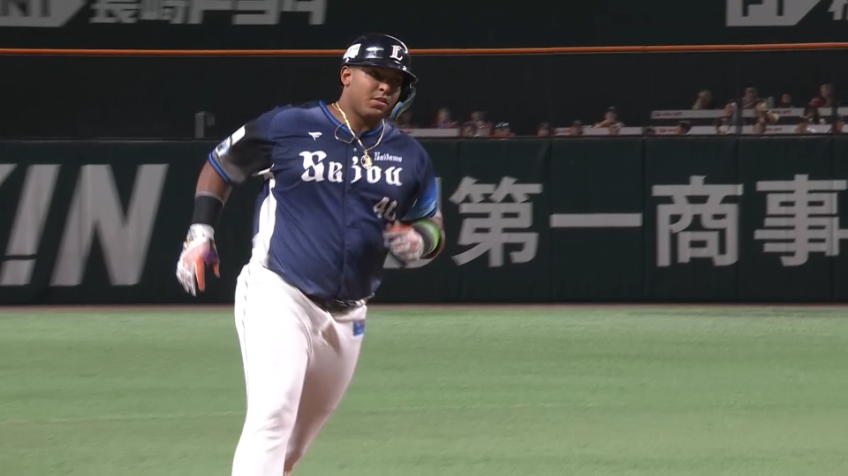 8回表・Lセデーニョ レフトスタンド中段への第6号ホームラン!!