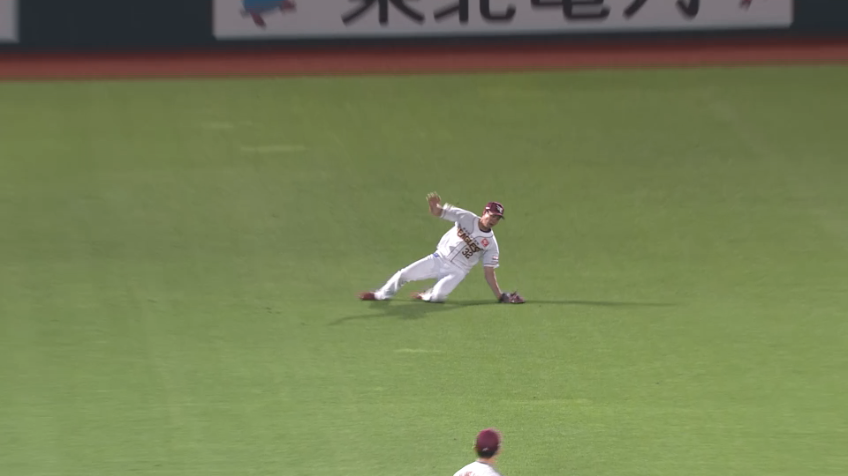 4回表・E中島大輔 前方のフライをスライディングキャッチ!!