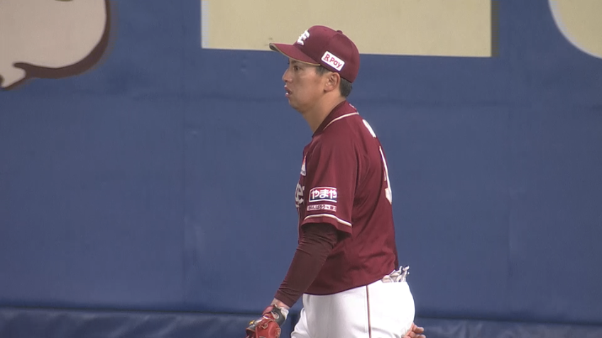 3回裏・E小郷裕哉 ライト後方への打球を下がりながらナイスキャッチ!!