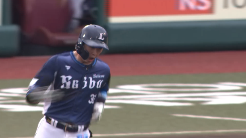 4回表・L山村崇嘉 すくい上げた打球はライトへのソロホームラン!!