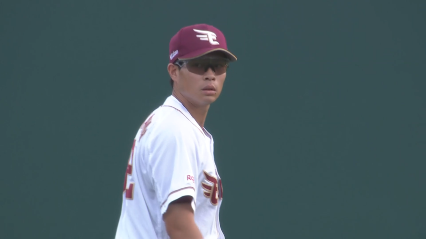 8回表・E中島大輔 広い守備範囲を活かした!! 左中間への打球をスライディングキャッチ!!