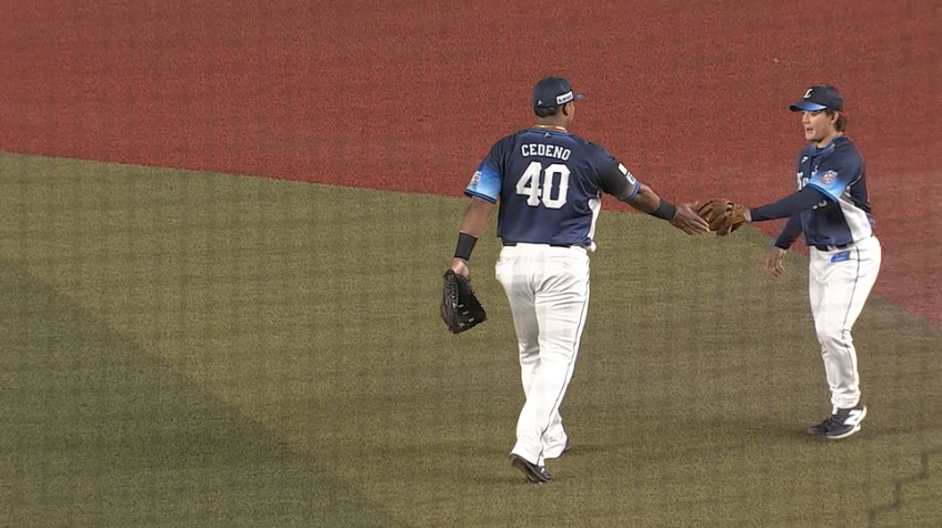 4回裏・Lセデーニョ 一二塁間を抜けそうな打球をダイビングキャッチ!!