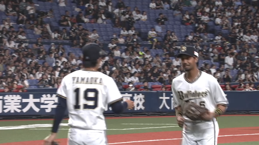 8回表・B宗佑磨 三遊間の打球に飛びつき素早く正確な送球でアウトに!!