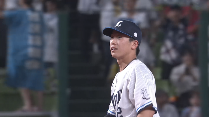 8回表・L滝澤夏央 二遊間を抜けそうな打球をスライディングキャッチ!!