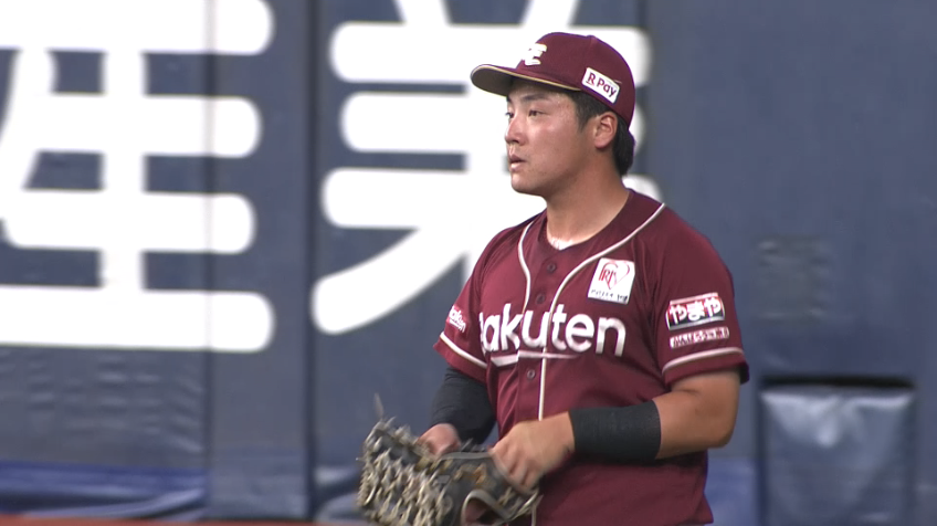 3回裏・E吉納翼 後方への打球をナイスキャッチ!!