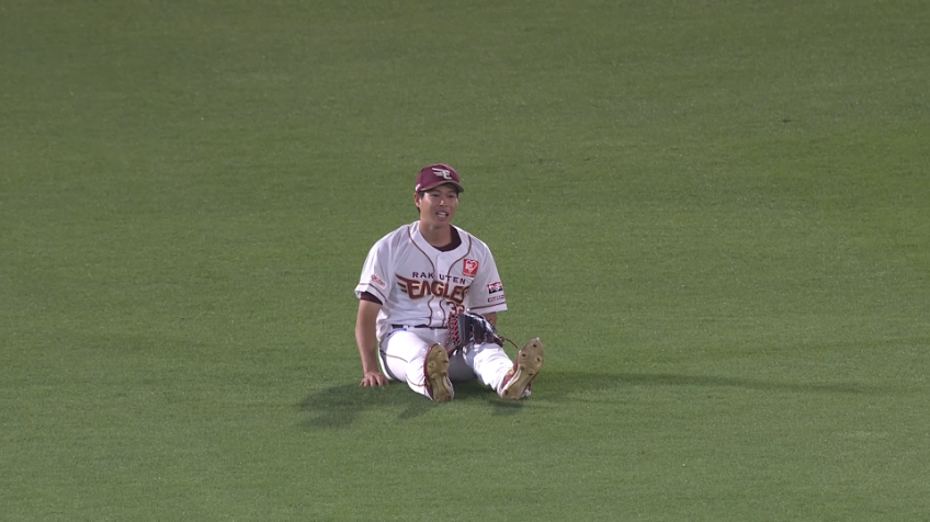 1回表・E中島大輔 センター前に落ちそうな打球をスライディングキャッチ!!