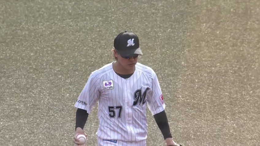 3回表・M小川龍成 ショートライナーをジャンプしながら捕球!!