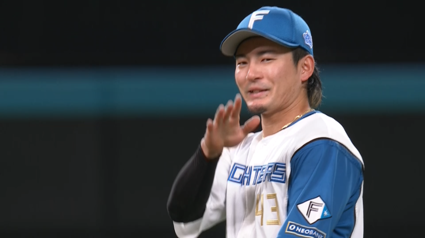8回表・F水野達稀 一回転しながら送球しアウトを奪う!!