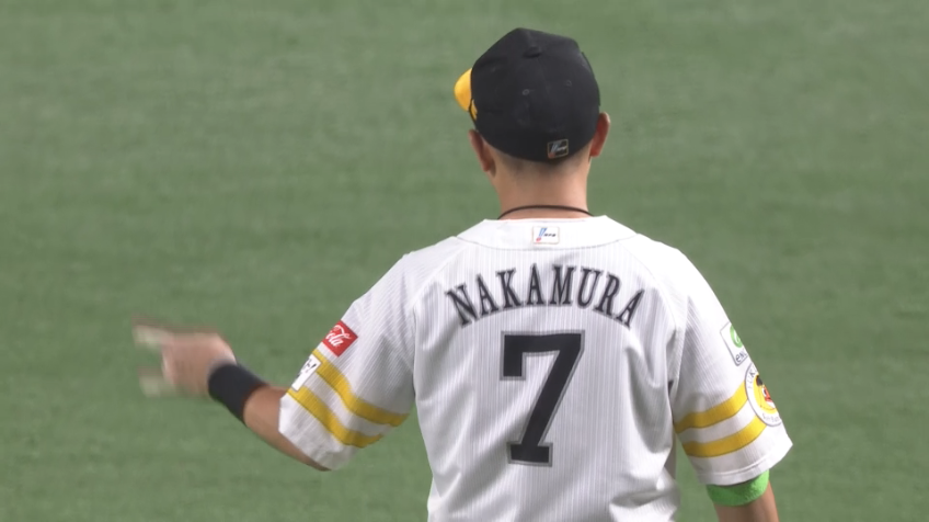 6回表・H中村晃 一二塁間抜けそうな打球をスライディングキャッチ!!