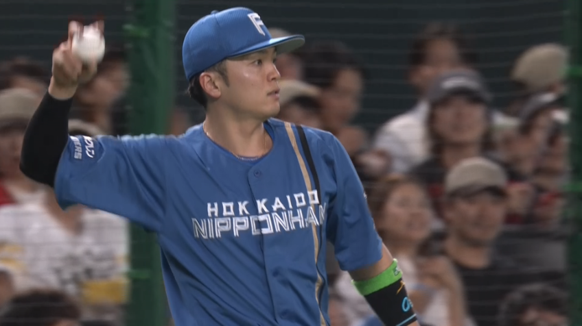 7回裏・F郡司裕也 三塁線の打球をジャンピングキャッチの好守!!