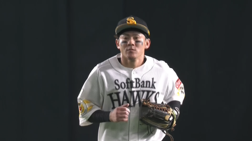 8回表・H牧原大成 センター前に落ちそうな打球をスライディングキャッチ!!