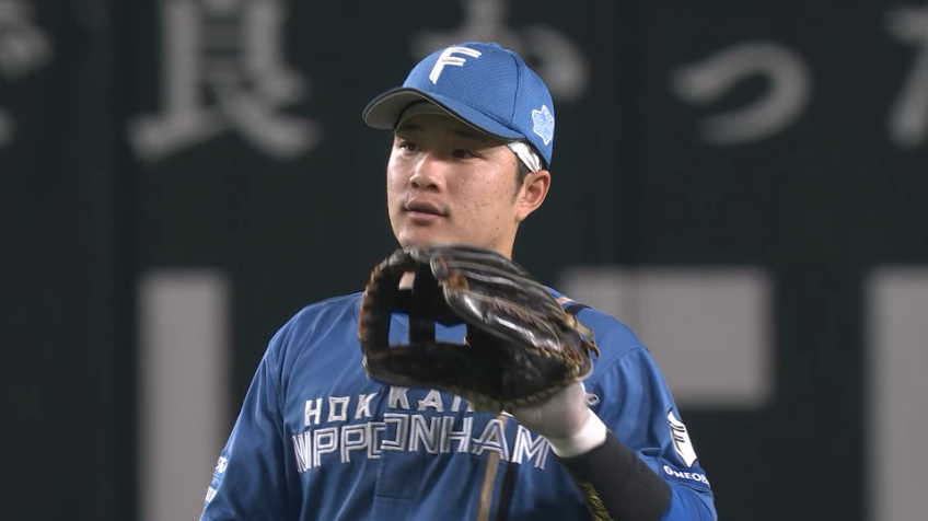 8回裏・F奈良間大己 外野に抜けそうな打球を止めてアウトに!!